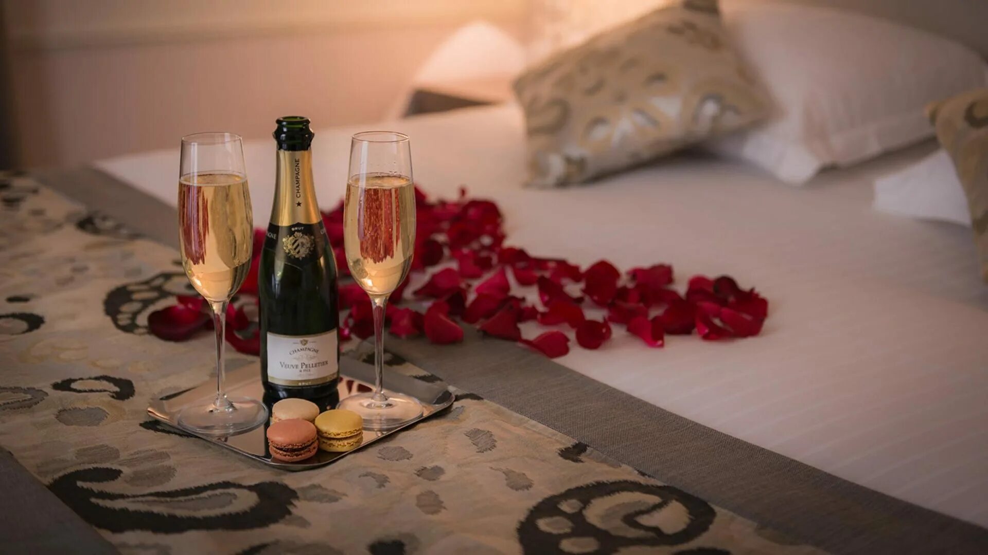 Романтический номер в отеле. Романтический вечер. Романтик в комнате. Романтик в комнате. Романтик в джакузи.