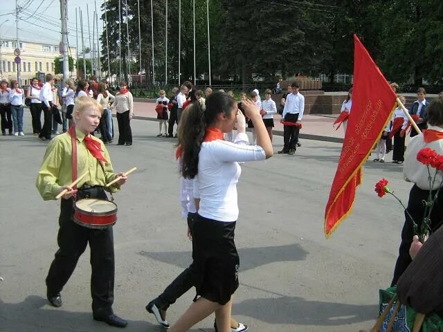 Пионерии шагает дружно в ряд. Пионер рядом с памятником. Пам трек около Пионерской.