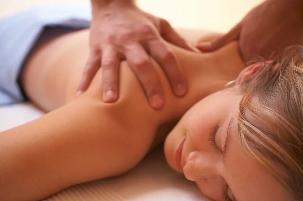 Private massage lesson. Нежный массаж. Массаж картинки. Массаж спины девушке. Классический массаж.