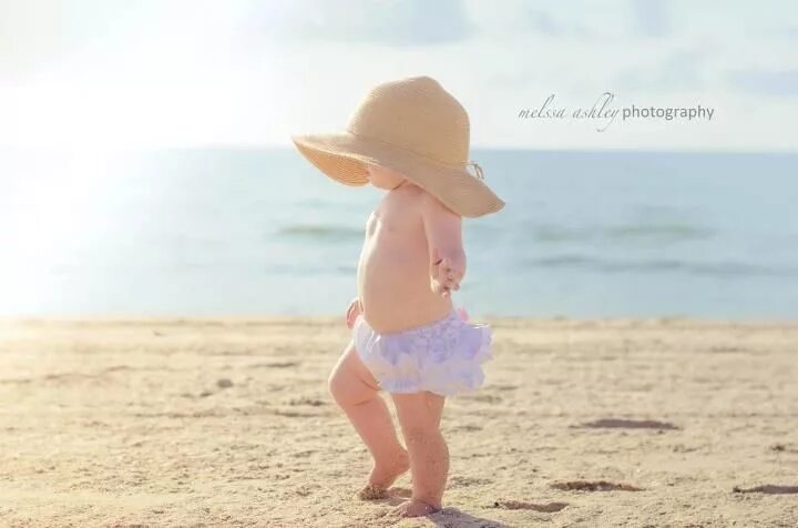 Schönes Kind Auf Dem Strand, Castley Spielend Stockbild - Bild von kinder, kind: