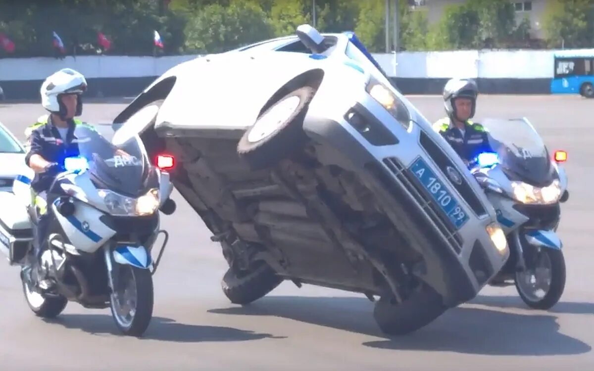 Два колеса едет. Два колеса едет