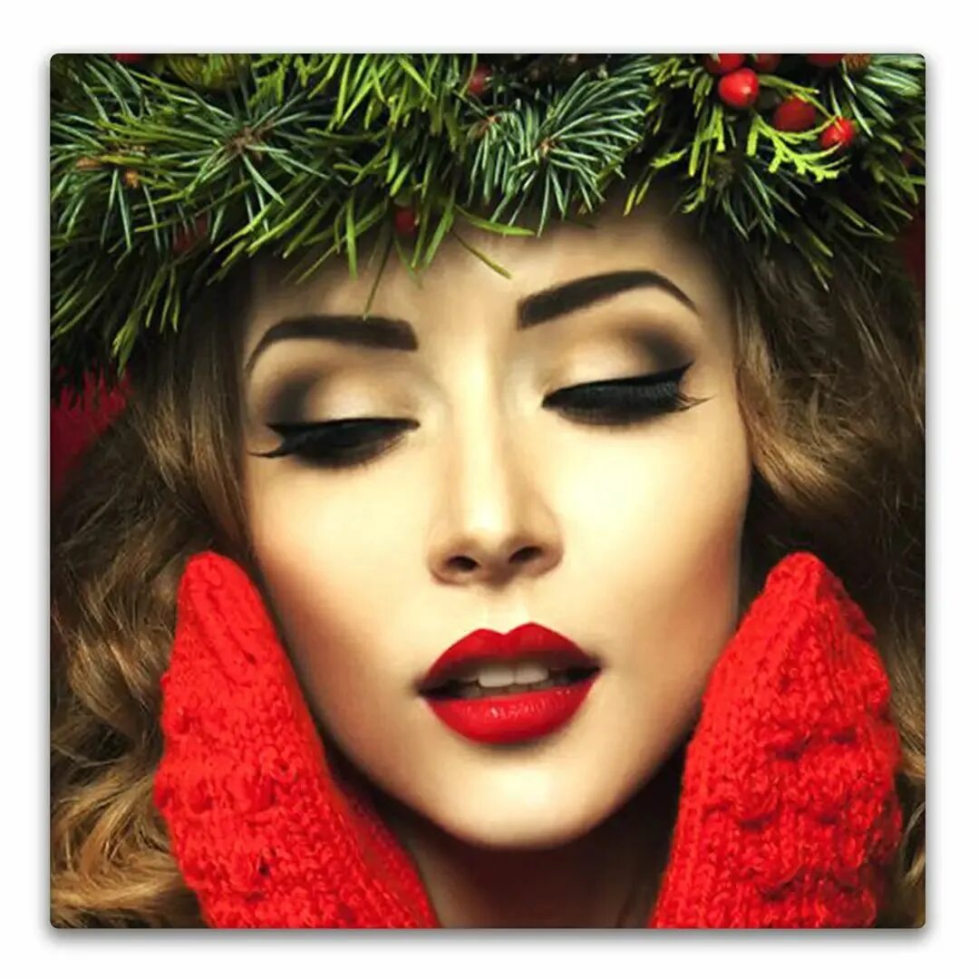 новогодняя открытка с маникюром. новогодний портрет девушки. предновогодняя акция на перманентный макияж. новогодний макияж. девушка новый год портрет.