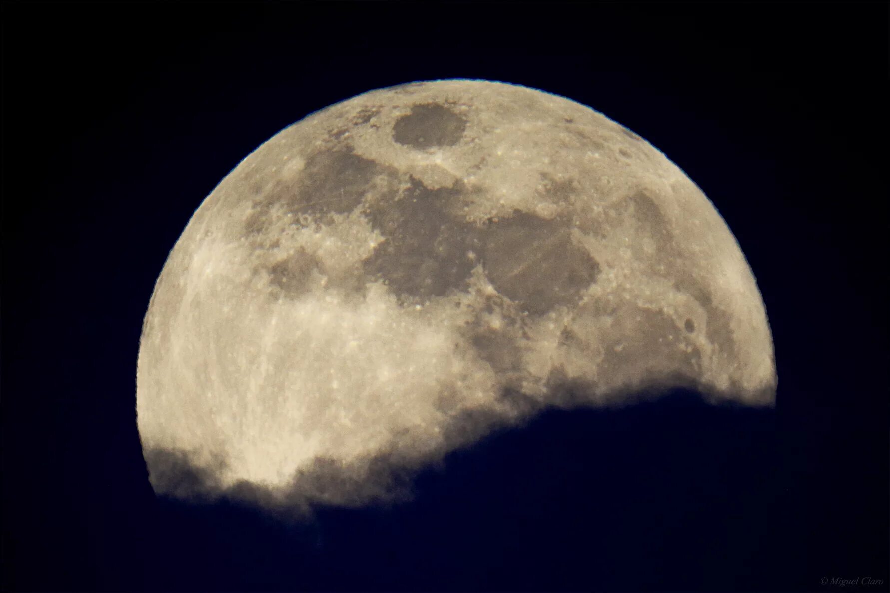 Самые первые окошки. Первые снимки луны луна-2. Луна 18. Космические объекты в серебристом цвете. Луна 18.