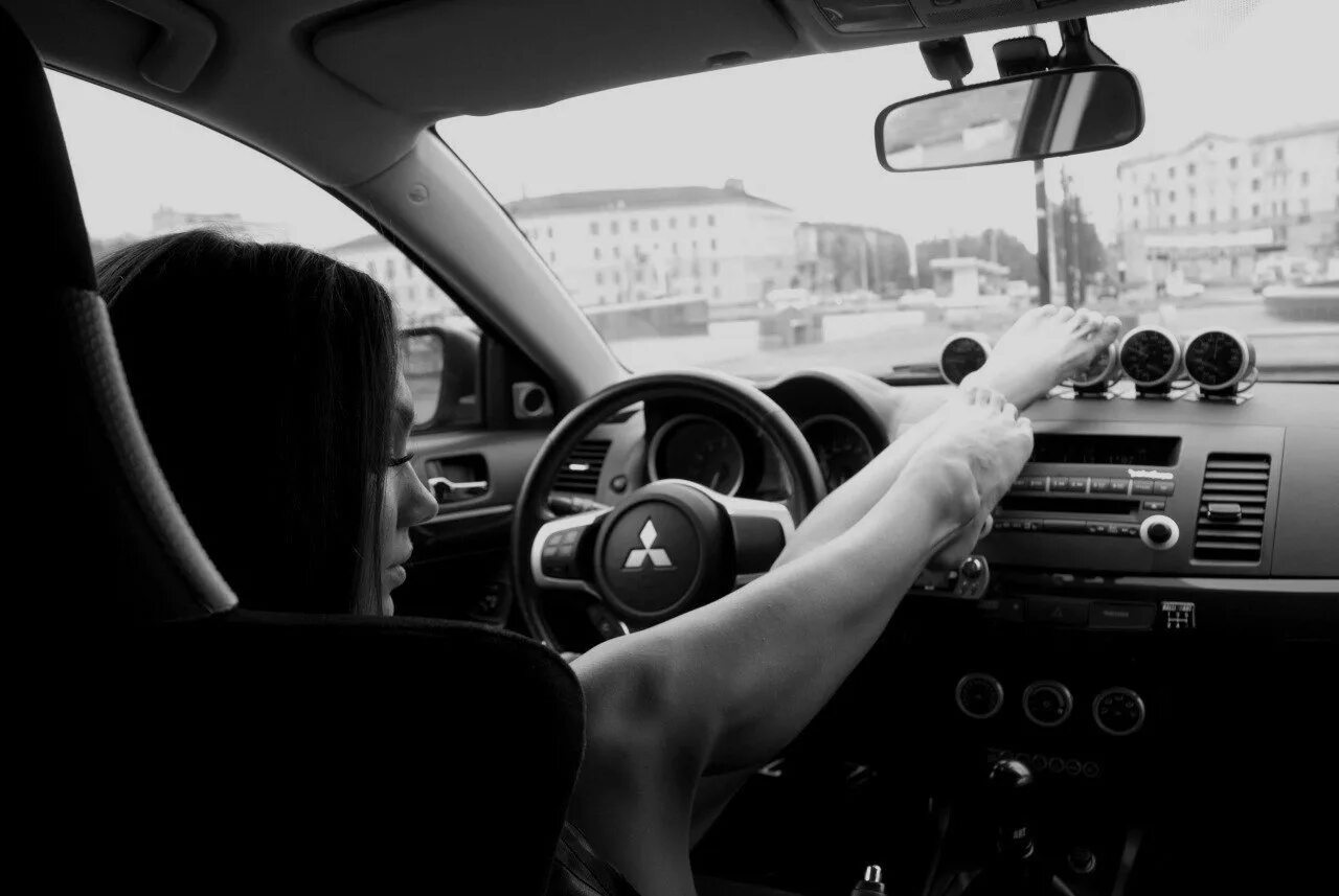 Селфи девушек в машине. Мужчина и женщина на заднем сидении. Страсть в машине. Видео занимаются в машине. Женщина за рулем.