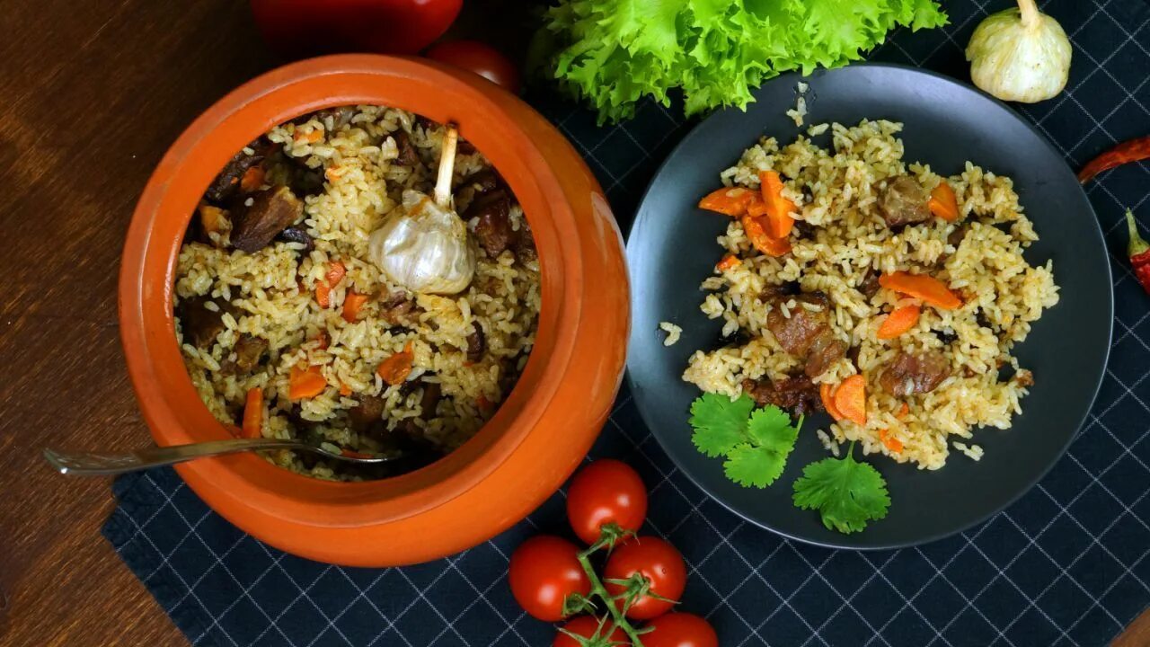 плов в горшочке. плов в горшочке. куриный плов в горшочках. рис в горшочках в духовке с мясом. блюда в горшочках.