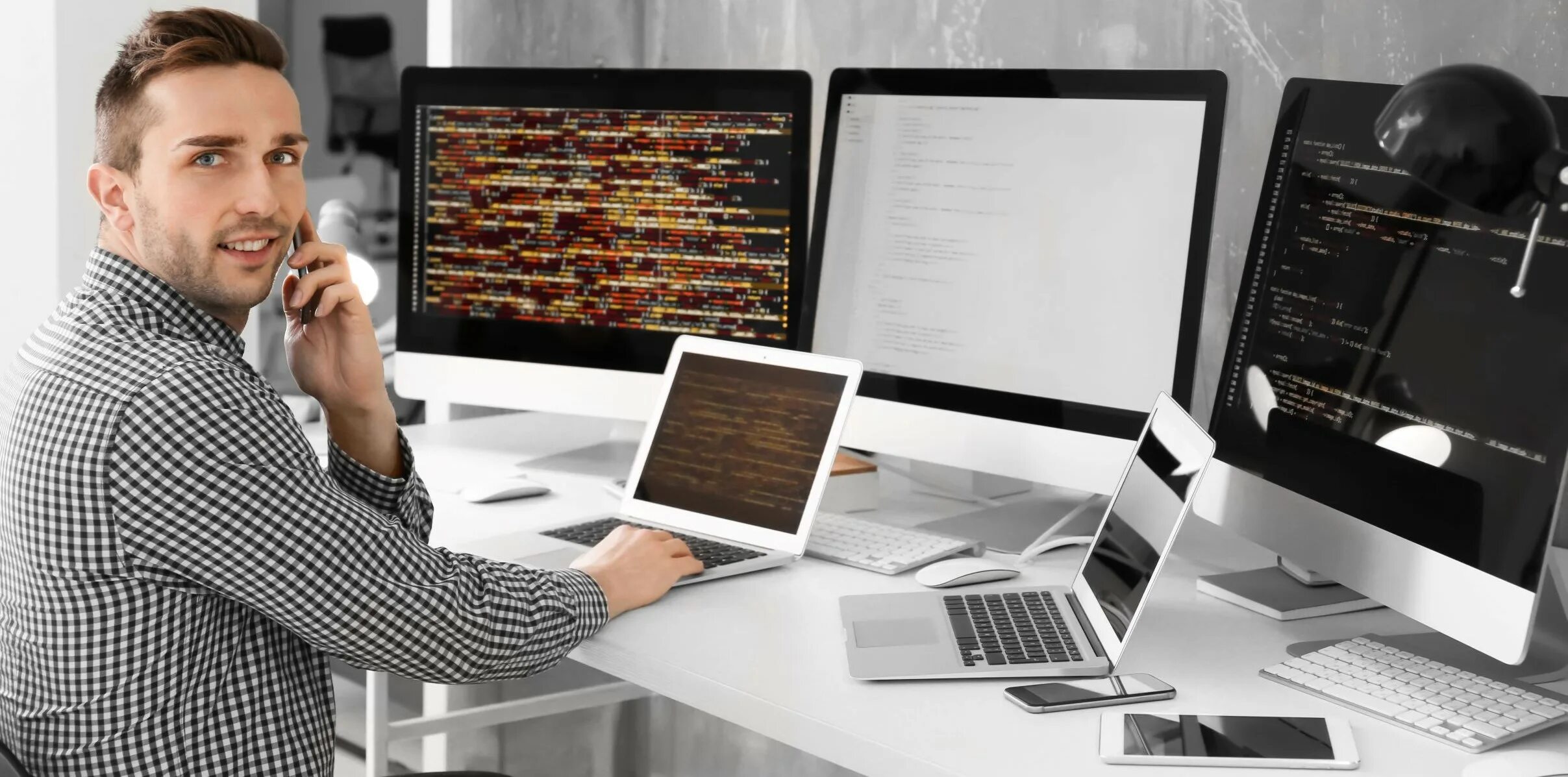 Искусственный интеллект и эвм. Computers information technology. Computers information technology. Человек за компьютером. Сервер компьютер.