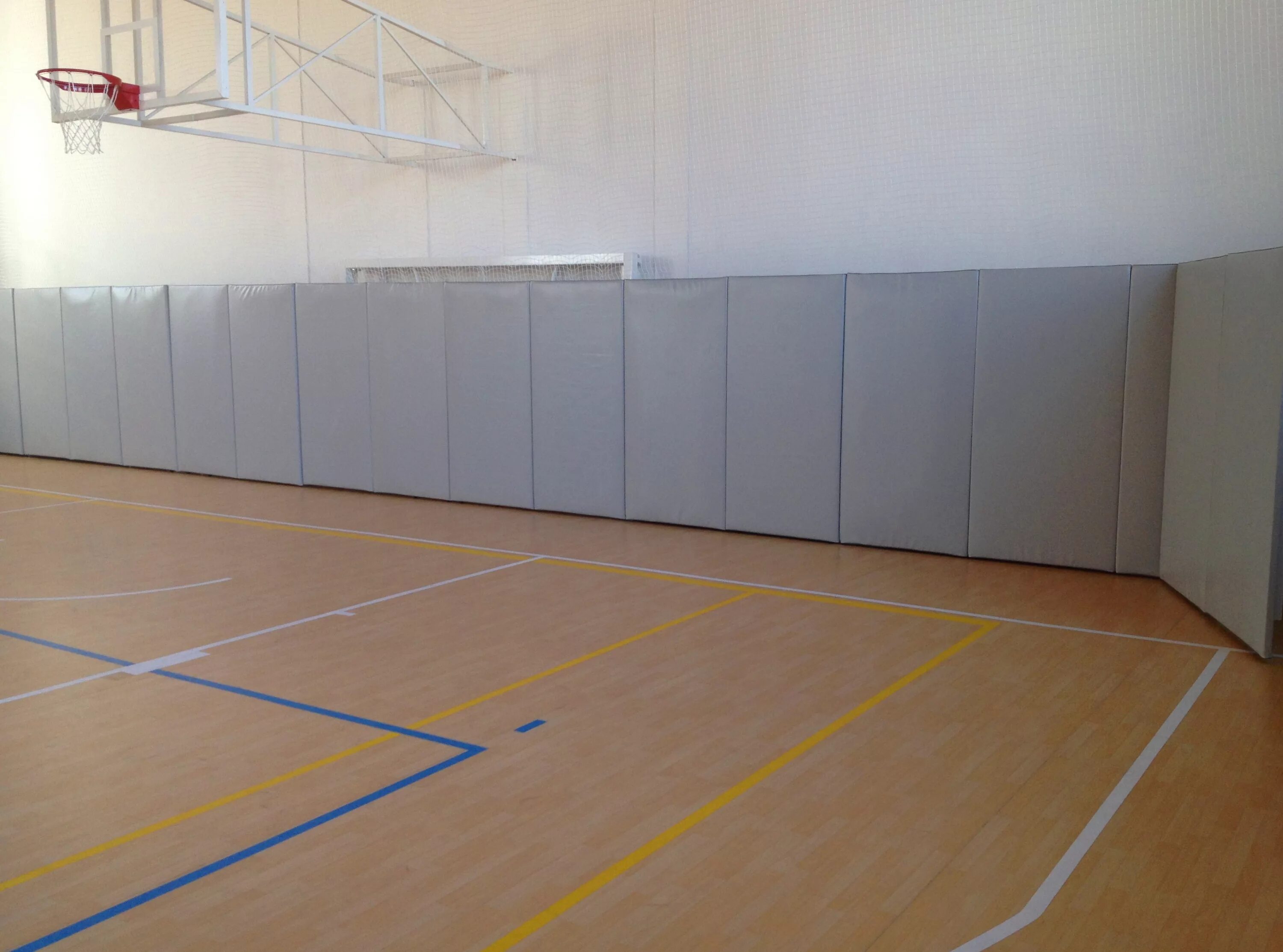 Маты для стен спортзала. Протектор стеновой для спортивных залов. Стеновой протектор для спортивного зала. Стеновой протектор стандарт 40мм. Протектор настенный для спортивных залов.