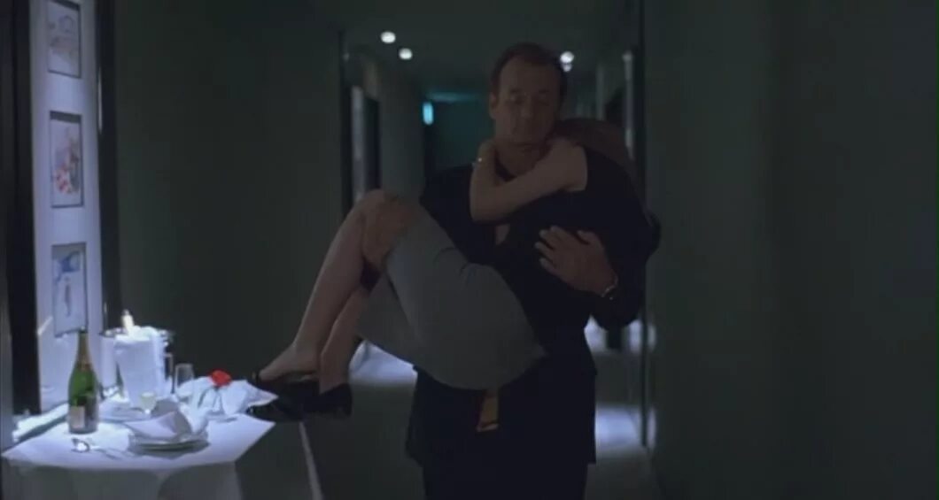 Be movie перевод. Виски из фильма lost in translation. трудности перевода в кровати. трудности перевода фильм постельная сцена. lost in translation mayhem.
