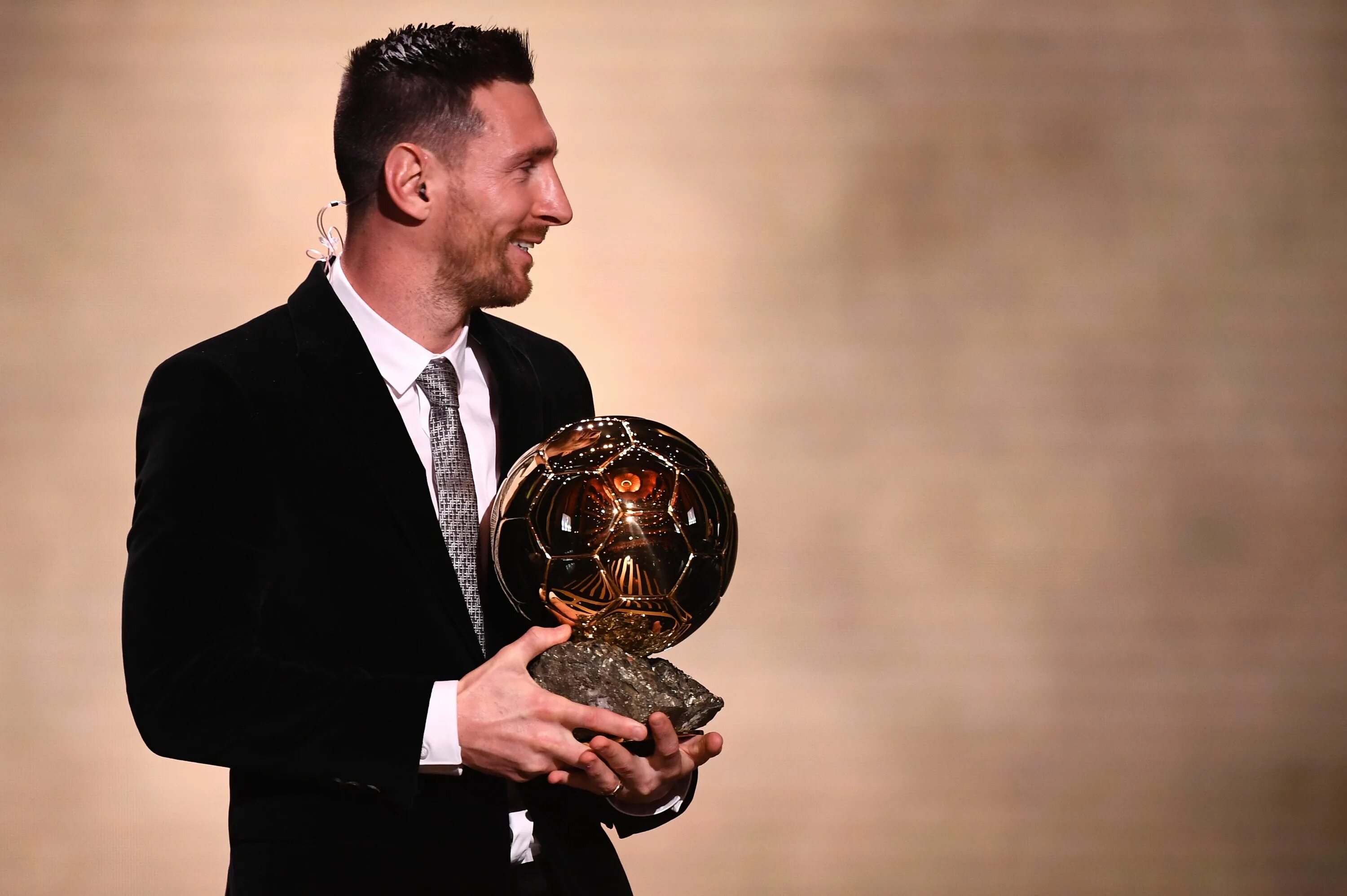 Кто первый получил золотой. Лионель Месси золотой мяч 2021. Barcelona Messi золотой мяч. Лионель Месси золотой мяч 2019. Месси с золотым мячом 2024.
