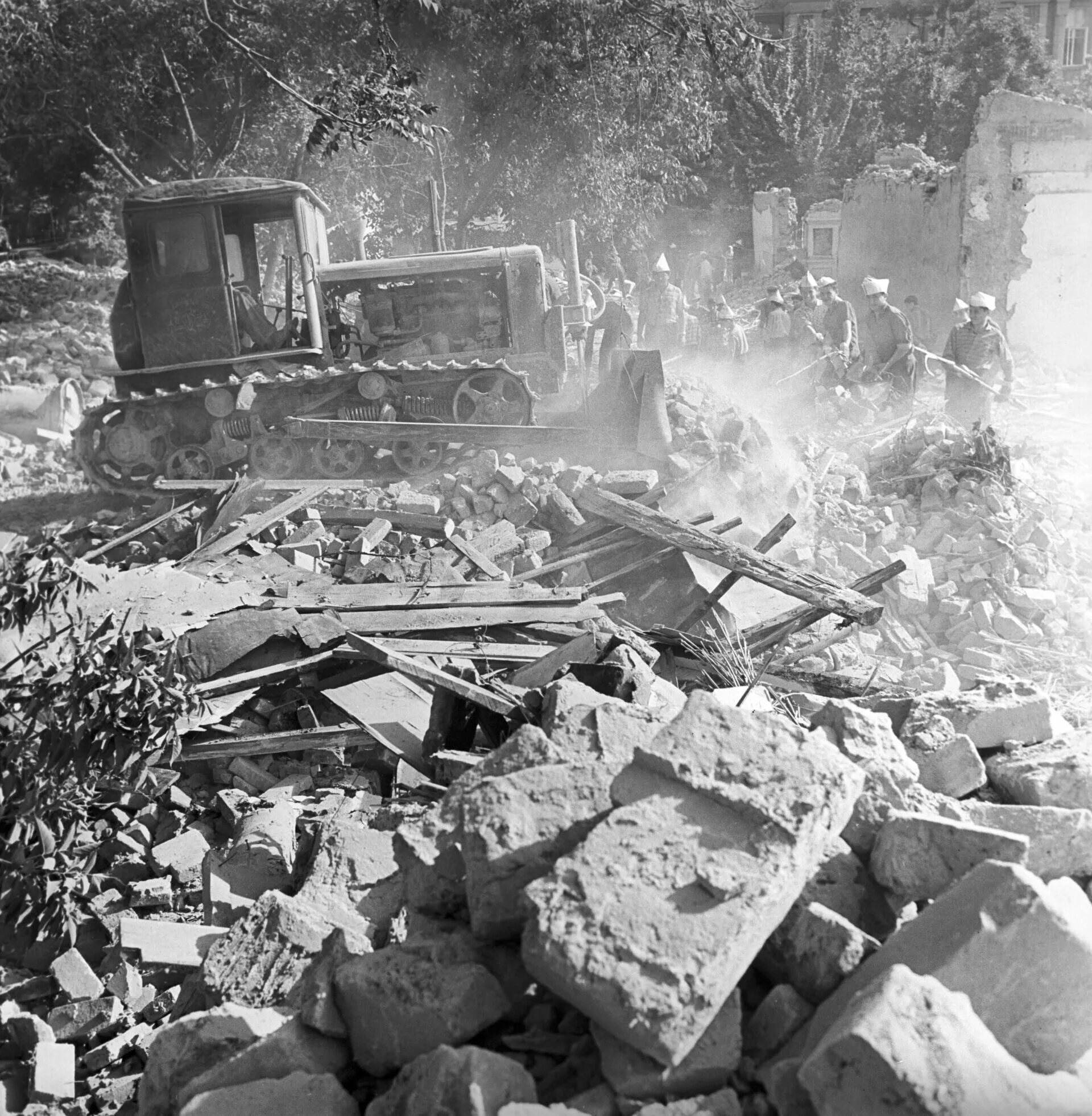 26 Апреля 1966 года в Ташкенте. Землетрясение в Ташкенте в 1966. Землетрясение в Ташкенте землетрясение 1966 года. Зилзила Ташкент 1966.