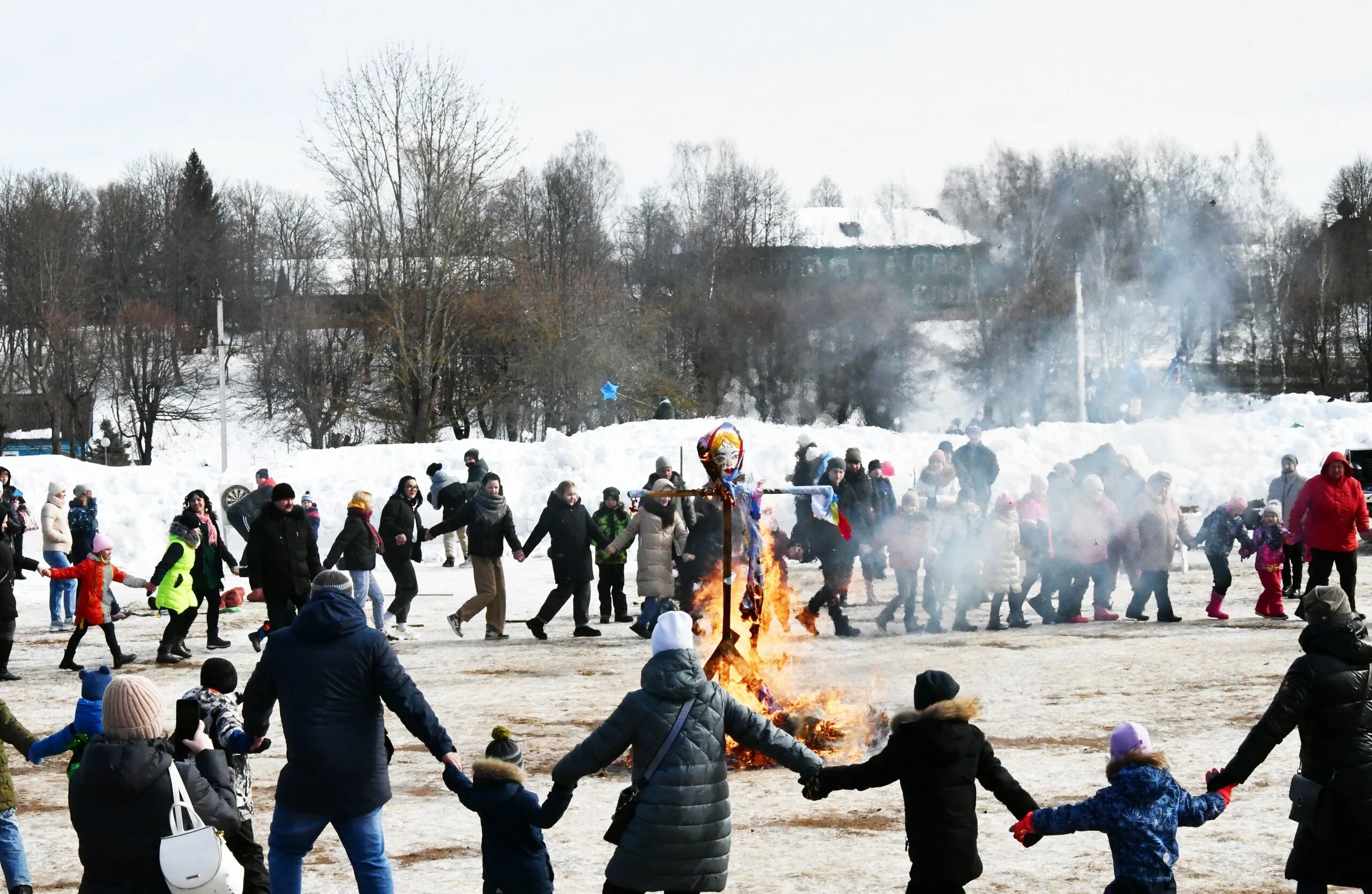 Празднование Масленицы. Масленица в России. Масленица традиции. Масленица хоровод.