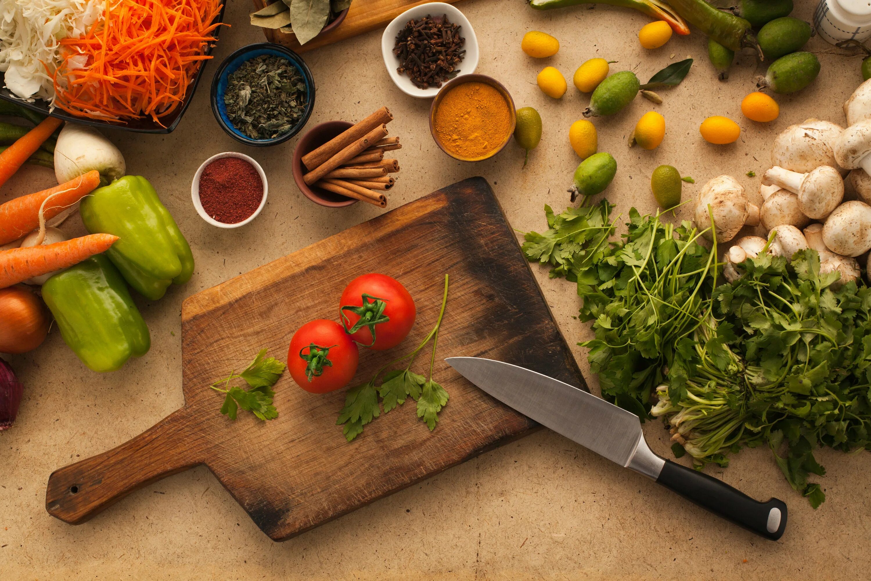 Cutting vegetables. Разделочная доска с овощами. Нарезанные овощи на доске. Нож для овощей. Кухонный стол с продуктами.