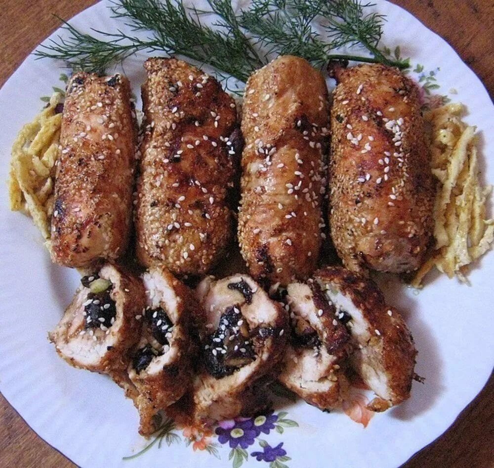 Рулетики с черносливом рецепт. Мясной рулет с черносливом и орехами. Рулет из индейки с черносливом. Рулетики с черносливом рецепт. Куриные рулетики с черносливом и сыром.