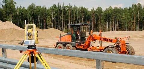 Для выравнивания дороги поставлены две грейдерные