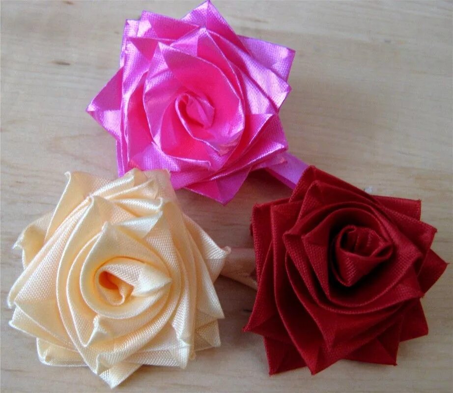 Розы из атласных лент. Цветы из ленточек. Розочка из ленты. Розы с атласной лентой.