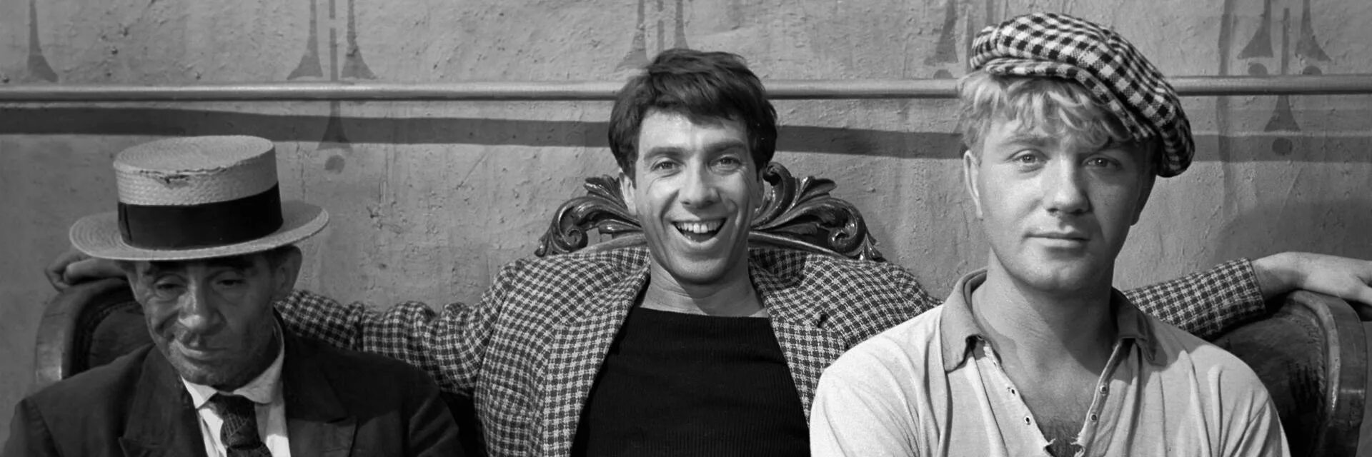 Рога и копыта вывеска. Фирма рога и копыта. Контора рога и копыта золотой теленок. Контора рога и копыта золотой теленок. Рога и копыта остап бендер.