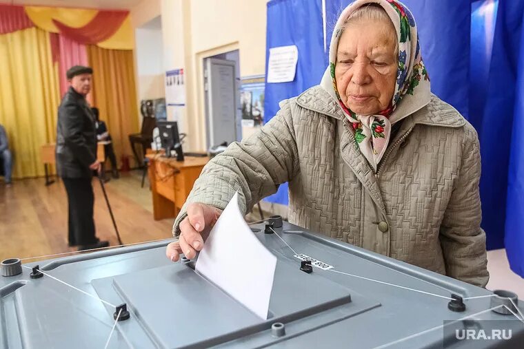 Бабушки на выборах. Пенсионеры голосуют. Бабки голосуют. Бабушка голосует.