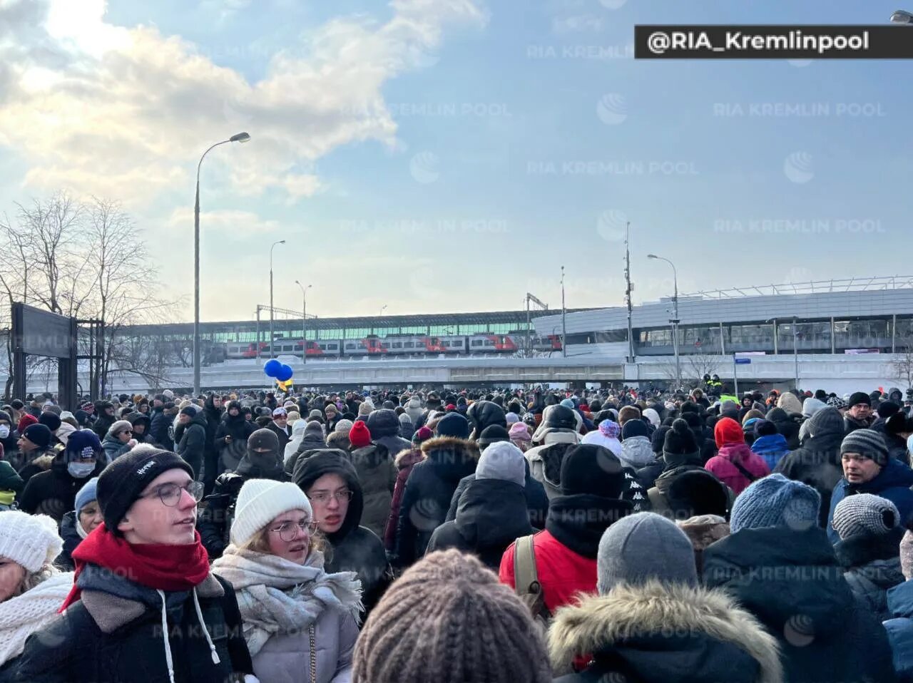 Митинг. Народ на митинге. Митинг концерт. Митинг 22 февраля 2023 в Лужниках. Участники митинга концерта