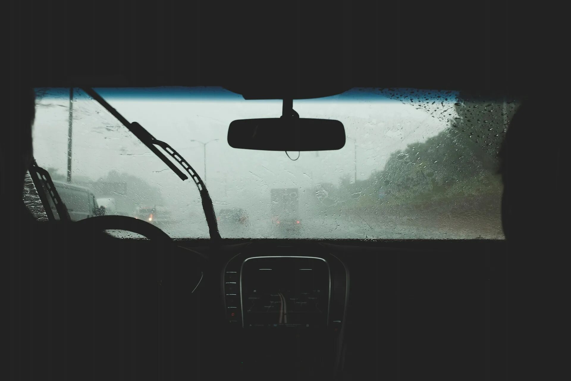 Хорошо в машине в дождь. Вид из окна машины. Вид из лобового стекла автомобиля. Лобовое стекло вид из машины. Вид из лобового окна машины.