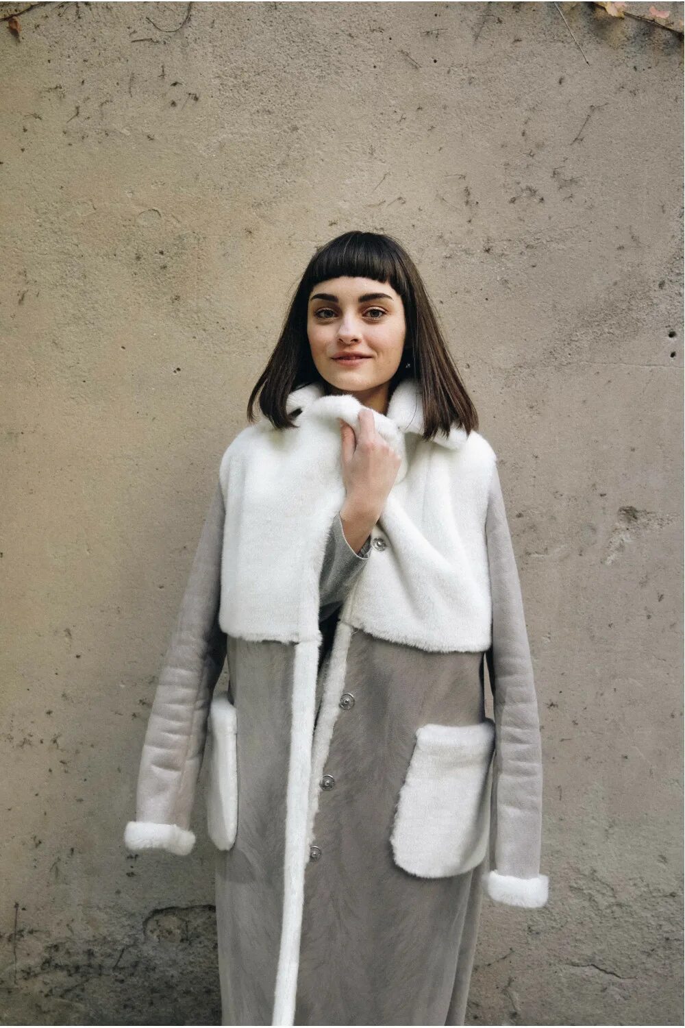 Дубленка с белым мехом. Дубленка из экомеха. Двухсторонняя искусственная дубленка. Claudie pierlot дубленка. Дублёнка женская 2023.