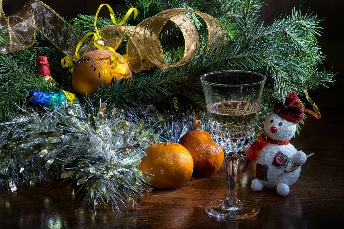 Старый новый год на природе. Новогодний пейзаж. Новогодний шар на ветке. Новогодний пейзаж. Сказочная зима.