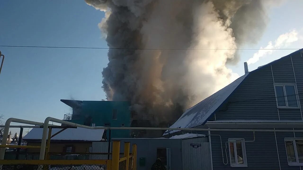 Сирена омск сейчас. Пожар в Омске 2021. Пожар в Омске 18.06. Пожар на Вавилова Омск. Пожар в Омске сейчас в Центральном районе.