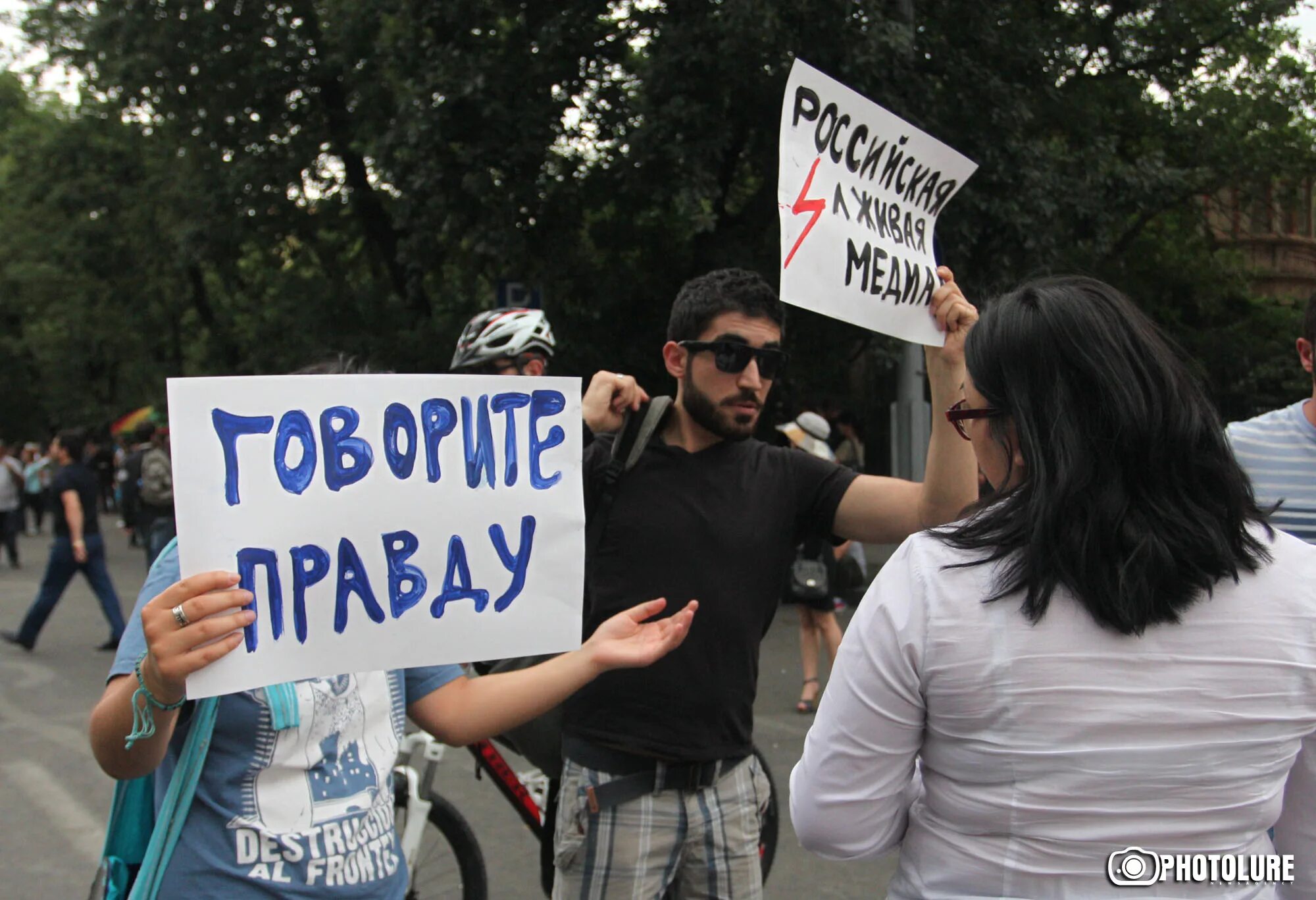 Армения против россии последние. Митинги в Армении против России. Армения против русских. Россия вон из Армении. Армяне против России митинг.