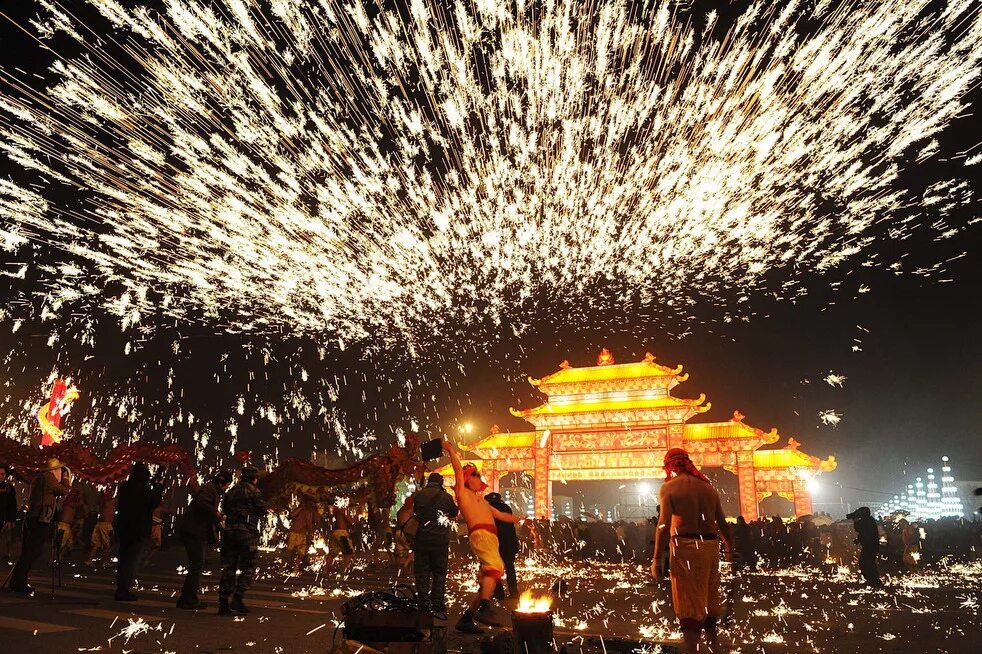 Праздник фонарей Юаньсяоцзе в Китае. Праздник фонарей (Lantern Festival) — Китай, Тайвань. Фестиваль фонарей в Пекине. Праздник фонарей Юаньсяоцзе в Китае фейерверк. New years festival