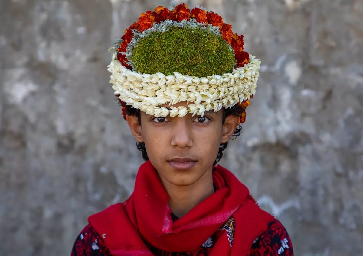 Человек цветок. Индийские венки. Человек с цветами. Кахтан
