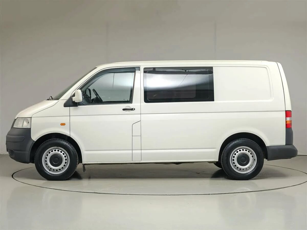 Купить транспортер т5 с пробегом. Volkswagen t5 белый. VW Transporter t5 White. Фольксваген транспортёр т5 белый. VW Transporter t5 белый.