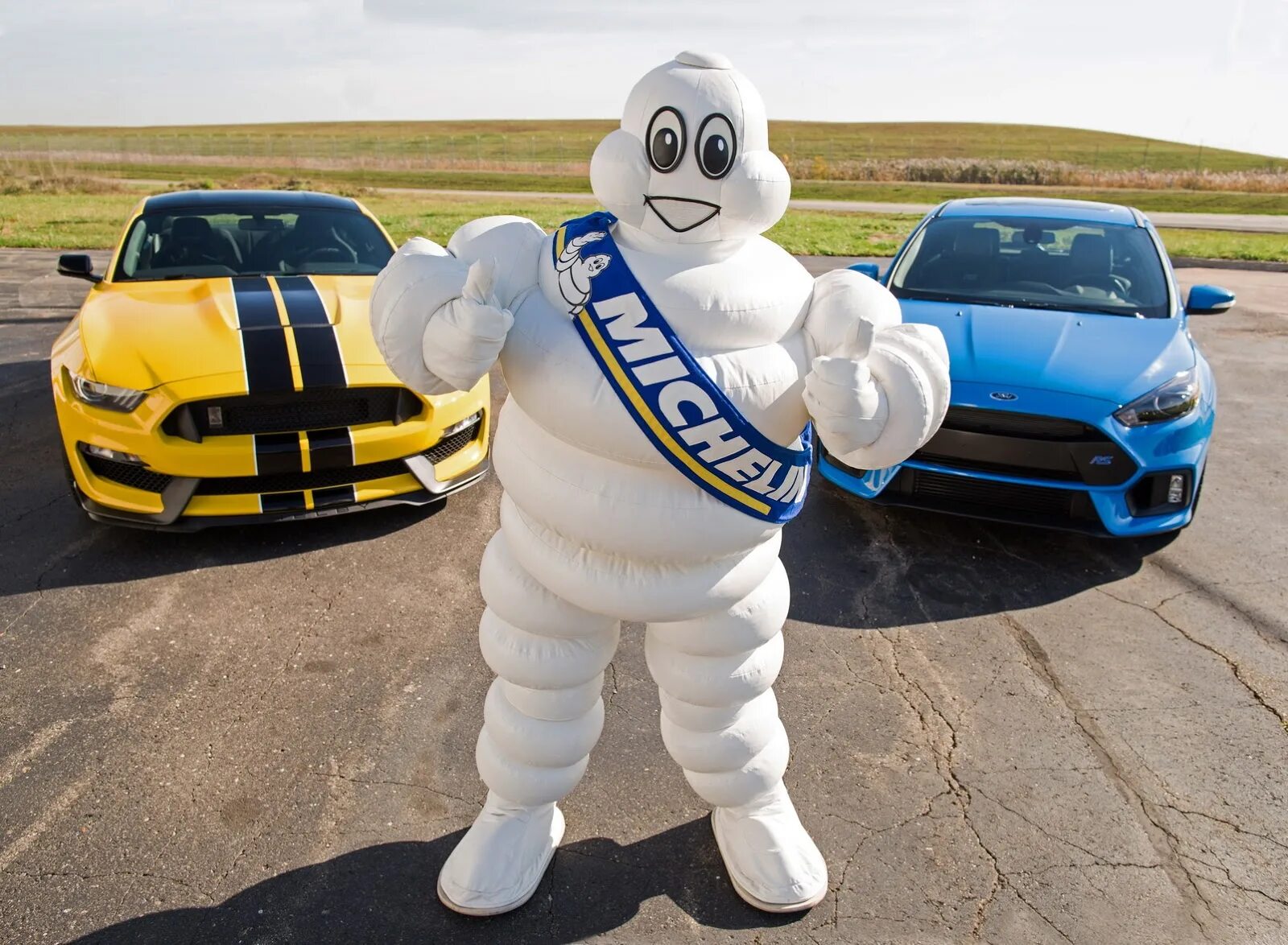 Мистер мишлен. Бибендум Мишлен. Мишлен шины. Маскот Мишлен. Michelin Ford.