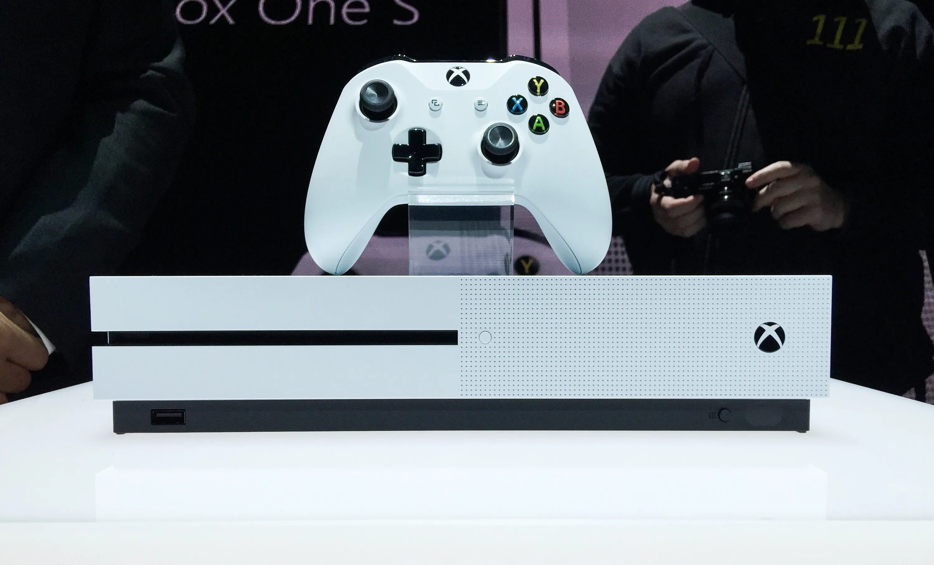 Самая последняя версия xbox. Xbox 2016. консоль xbox one launch edition. приставка xbox one обычный новый 2016. е3 иксбокс превью.
