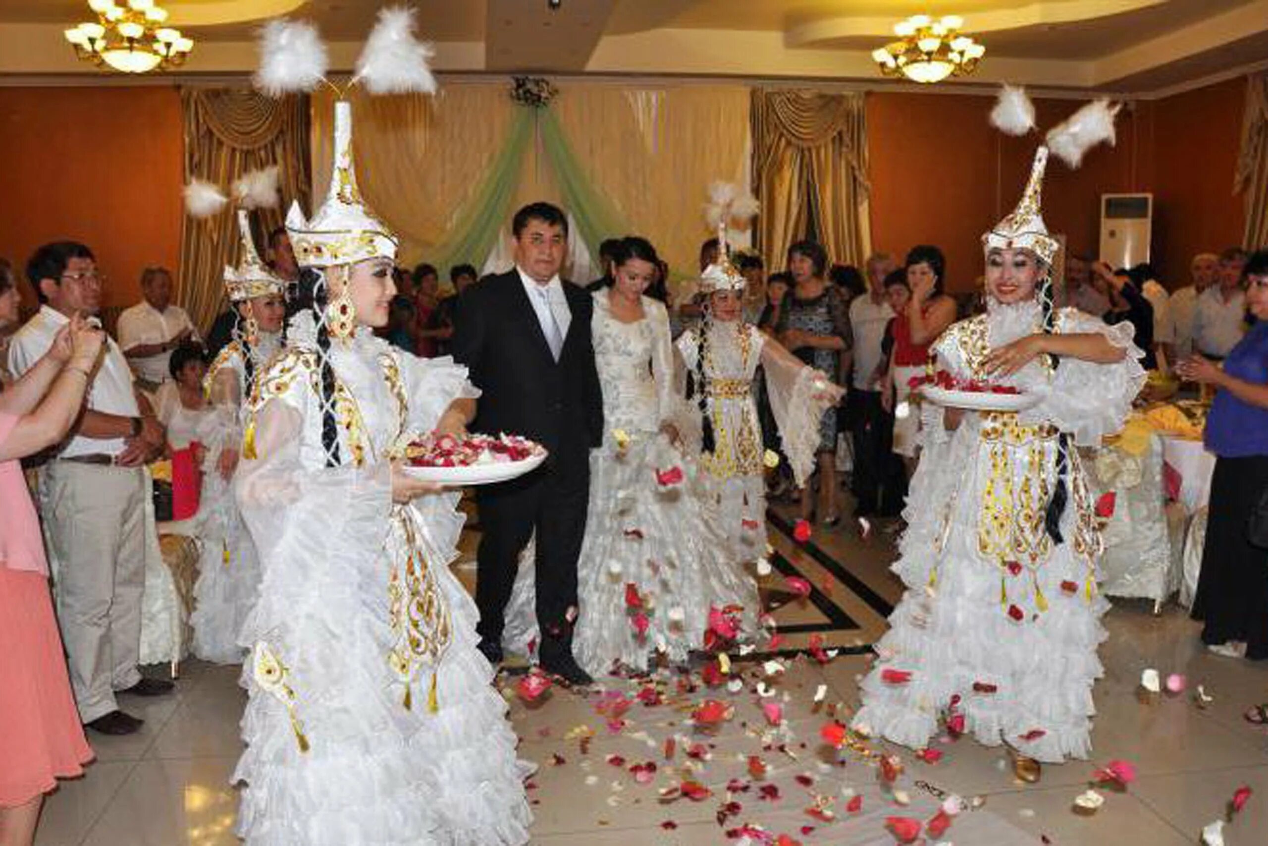 Свадьба у казахов. Казахские Свадебные обряды. Традиции на свадьбе. Традиционная казахская свадьба. Казахская свадьба обычаи.