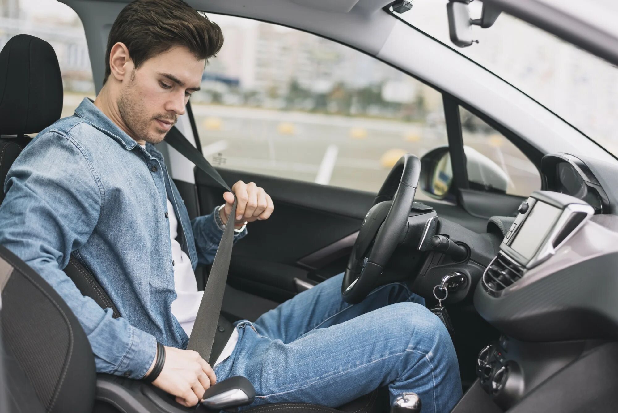 He got of the car. Ремень безопасности. Водитель и автомобиль. Автомобиль и человек. Водитель с ремнем безопасности.