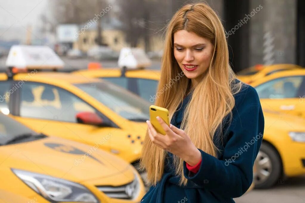 Вызвать девушку такси. Девушка вызывающий такси. Девушка в такси с телефоном. Девушка вызывающий такси с телефонам. Таксист прлапил девушку.