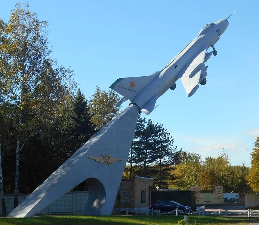 Памятник Су-7б Чкаловский. Чкаловский памятник самолет Су-7. Памятник-самолет миг-21 Чкаловск. Самолет миг 21 Чкаловский памятник. Чкаловский 21 февраля