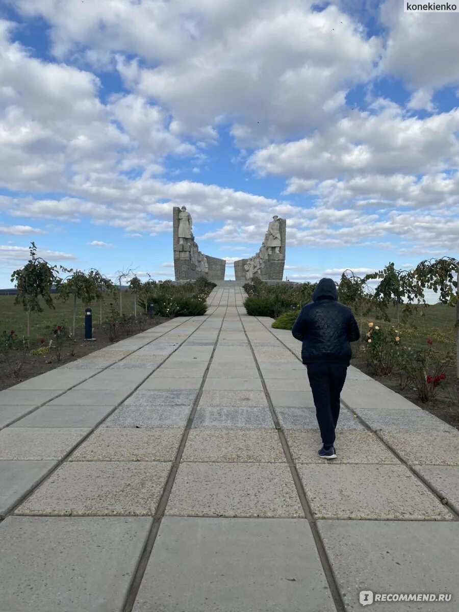 Самбек дом. Самбек ростовская область. памятник морякам самбек. самбек ростовский памятник.