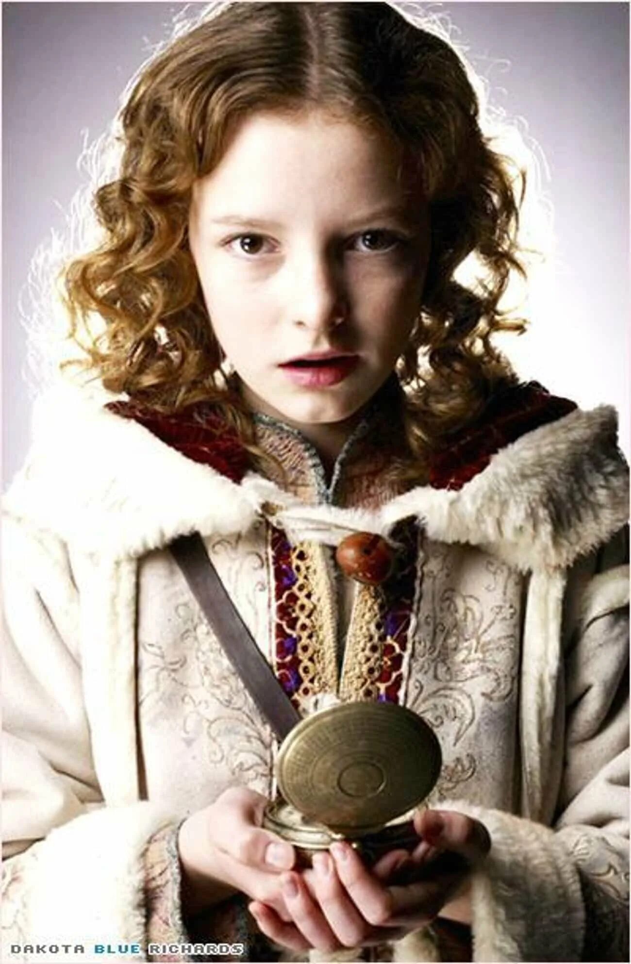 Фото золотого компаса. Золотой компас - the golden compass (2007). Дакота блю ричардс в 2007. Фото золотого компаса. Дакота блю ричардс золотой компас.
