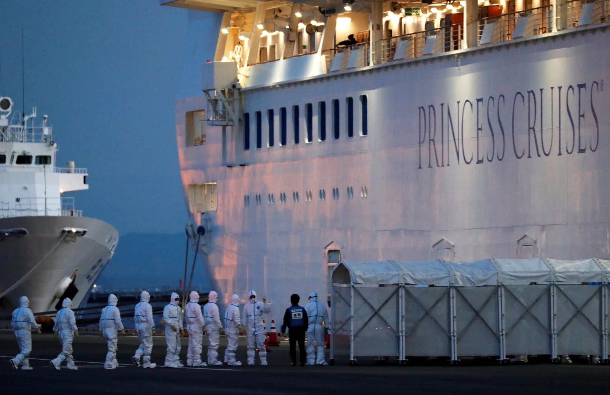 Диамонд принцесс круизный лайнер коронавирус. Diamond Princess коронавирус. Карантин на лайнере Diamond Princess. Круизный лайнер Diamond Princess.