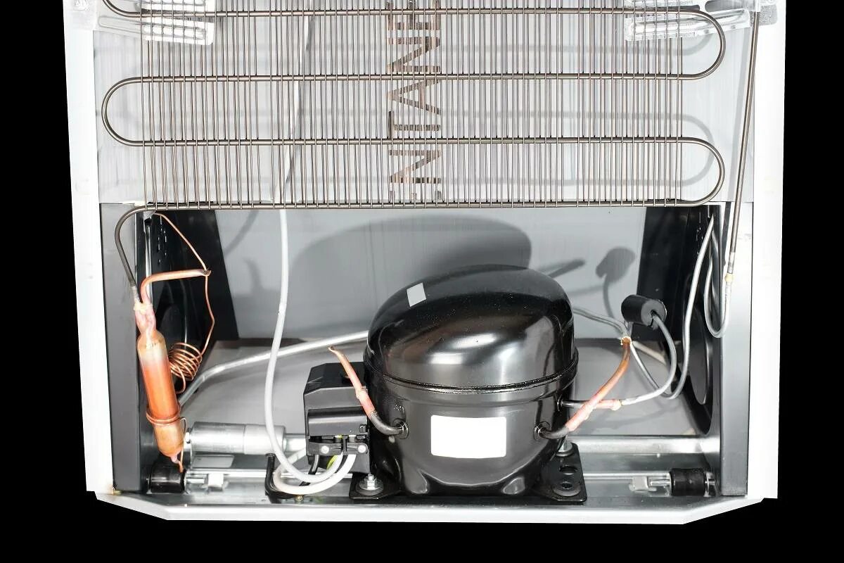 Компрессор холодильника самсунг msv162a. Капиллярная трубка холодильника Позис r 600. Морозильная камера двухкомпрессорного холодильника Атлант. Холодильник Атлант горячий компрессор.