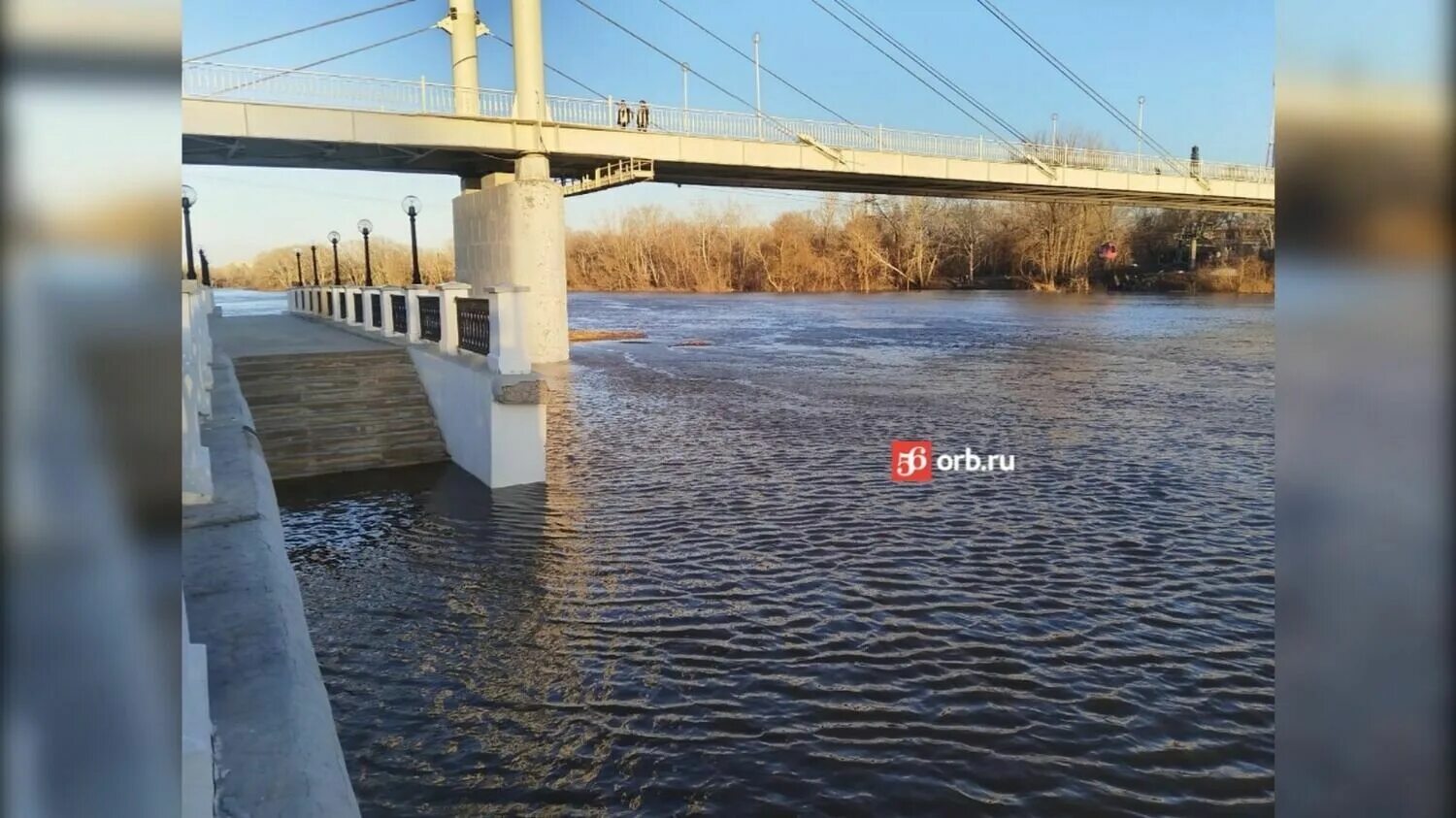 На сколько поднялся урал в оренбурге сегодня. Набережная Урала Оренбург 2023. Набережная реки Урал Оренбург. Затопило набережная Урал Оренбург. Уровень воды у Оренбурга.