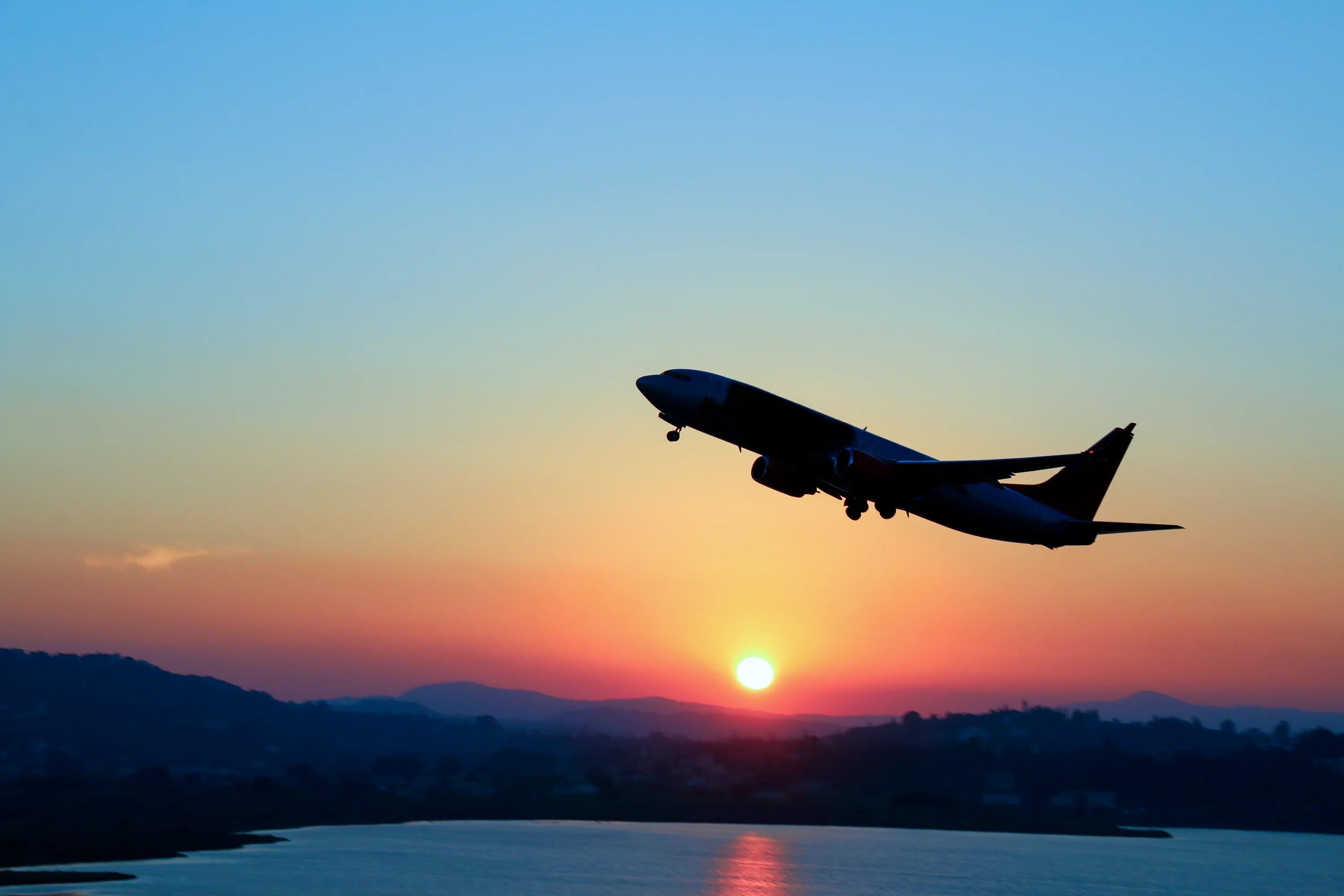 Flying airplanes. Самолет в горах. Полет в Турцию. Самолет море горы. Авиаперелет.