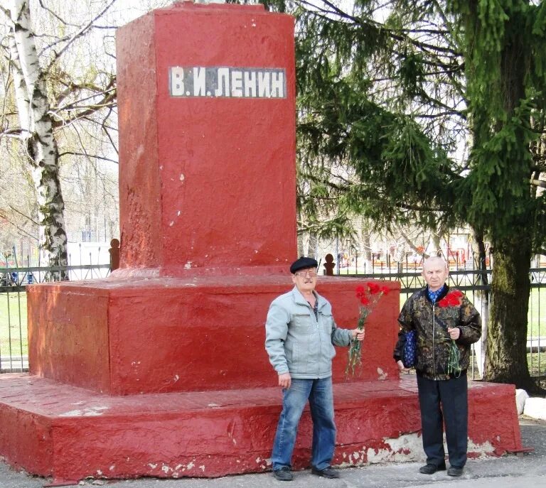 Цветы ртищево. Ртищево Ленин. Памятники Ртищеву. Памятники Ртищево. Ртищево о КПРФ.