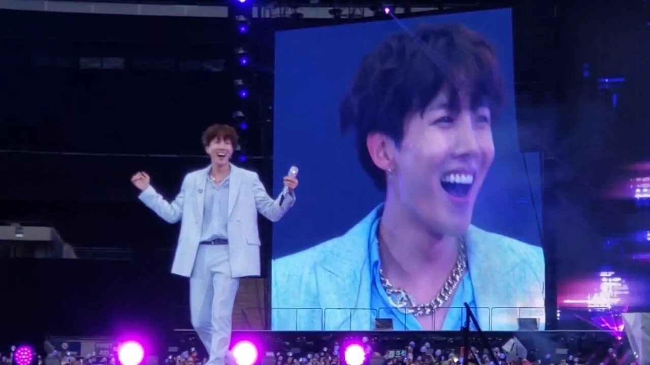 Джей хоуп 2022 образы. J hope just dance. Just dance j-hope bts концерт. Jhope корейский рэпер. 28.