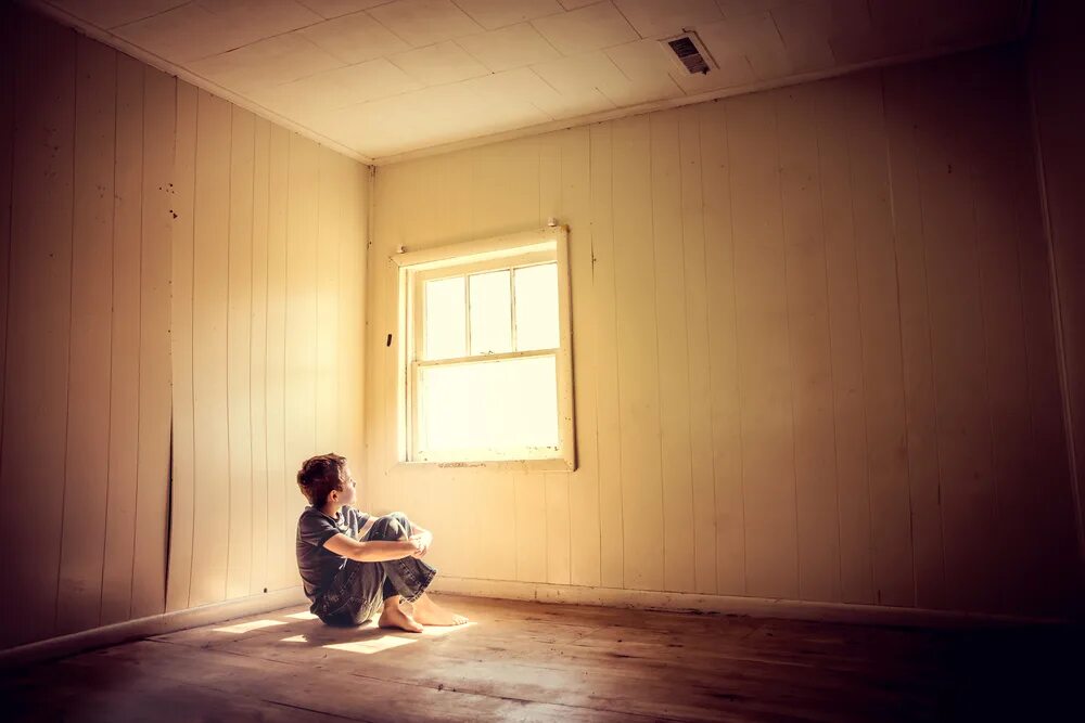 В квартире пустой какой отстой. Одинокий ребенок в комнате. Человек в пустой комнате. Пустая квартира. Пустая комната для детей.