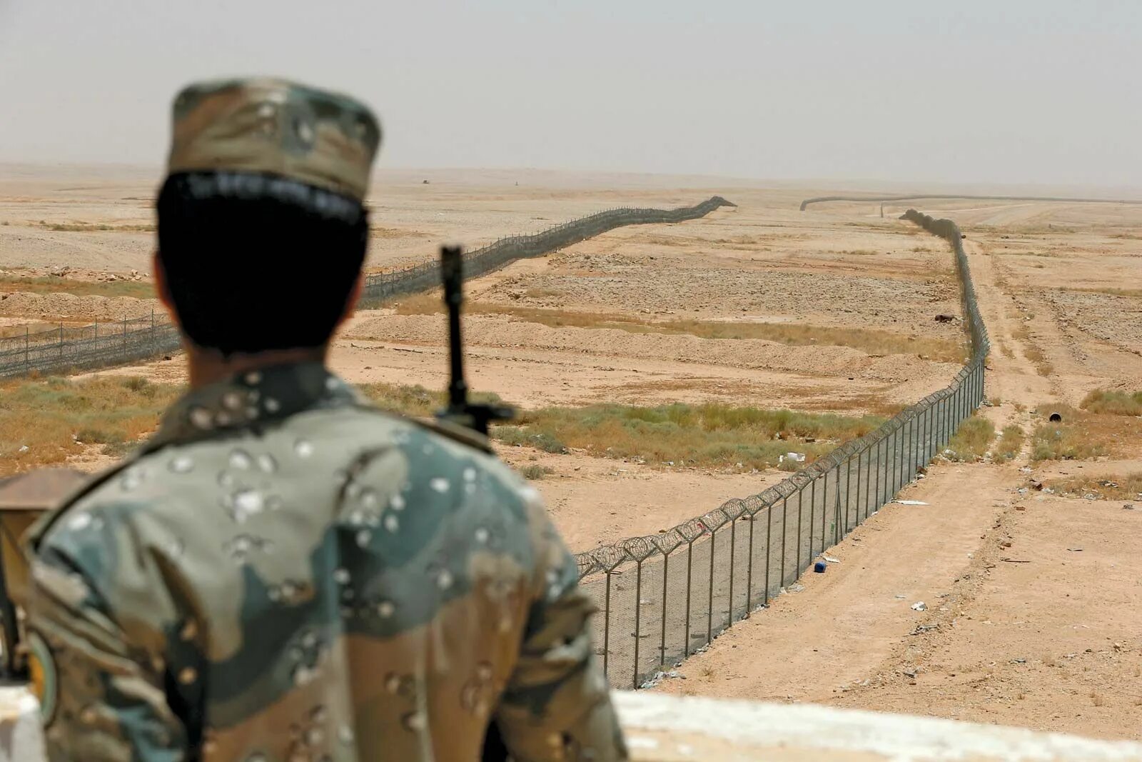 Стена в саудовской аравии. Саудовская Аравия границы. Граница Йемена и Саудовской Аравии. Граница Саудовской Аравии и Йемена в пустыне руб-Эль-Хали. Граница Ирака и Саудовской Аравии.