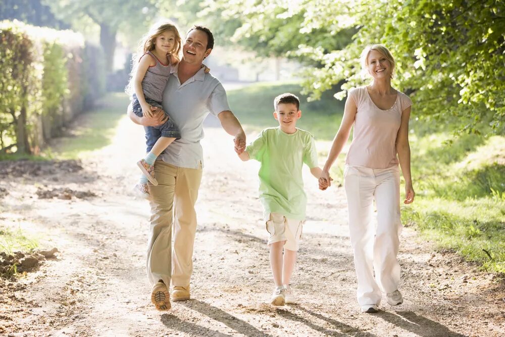 Погулять на свежем воздухе. Семья на прогулке. Счастливая семья на прогулке. Прогулки на свежем воздухе. Счастливая семья на природе.