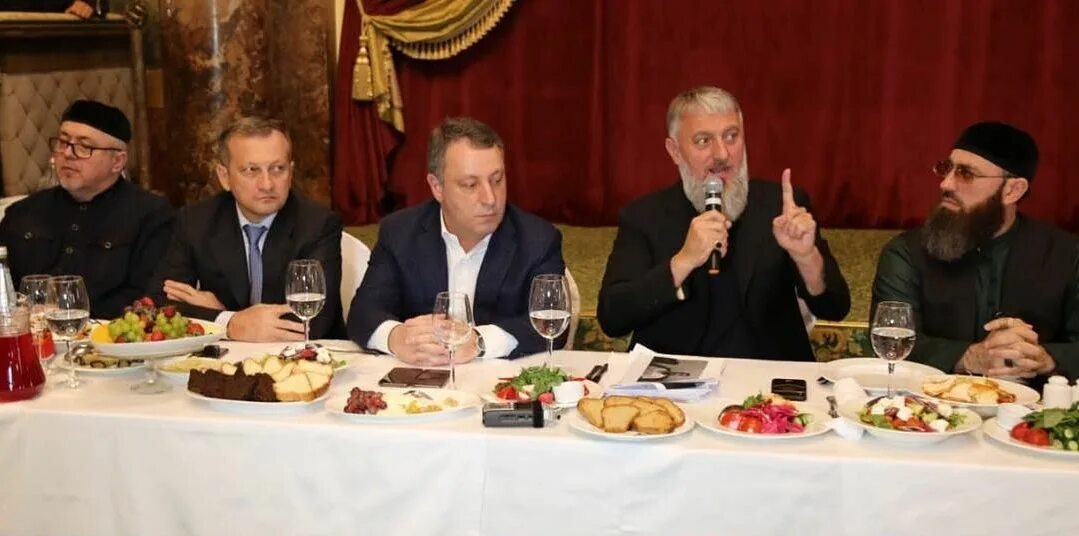 Чеченская диаспора в москве. Чеченская диаспора в москве. Чеченская диаспора в москве. Президент отель на якиманке чеченцы. Чеченская диаспора в москве.