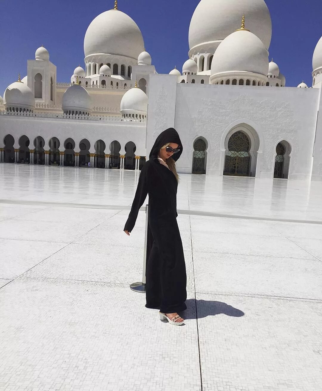 В какой одежде дубай. Абая Абу Даби. Абая платье в абулаби мечеть. Рианна в мечети Абу Даби. Абу Даби женщины.