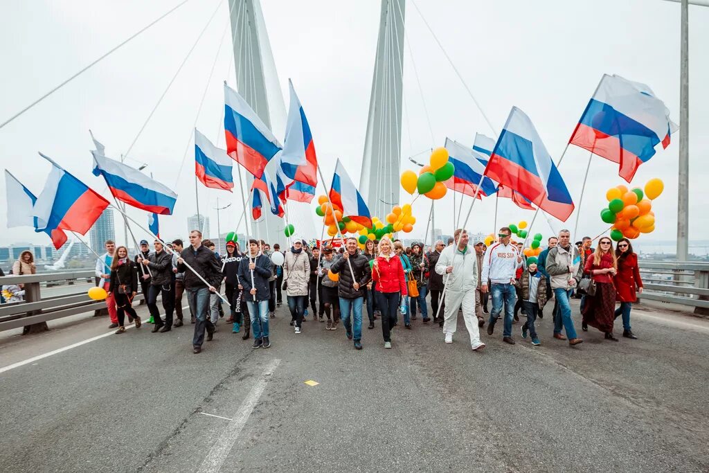 Какие сегодня стоят. Парад на 1 мая Владивосток. Первомайская демонстрация во Владивостоке. Шествие на первое мая. Первомайское шествие.